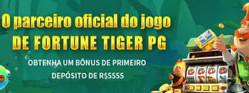 Homem feliz segurando prêmio após usar dicas do Luvabet